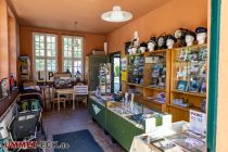 An den Fahrtagen ist der Shop im alten Bahnhofsgebäude ebenso geöffnet wie das Cafe mit Biergarten. • © ummeteck.de - Christian Schön